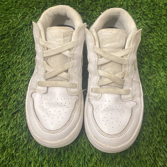 Jordan 1 Low Triple White GS - Picture 2 of 6